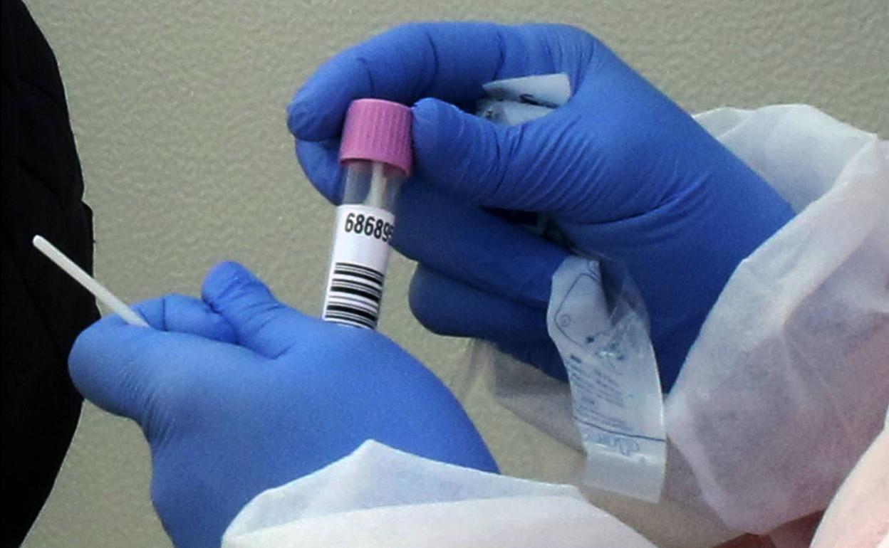 Preparación de la toma de muestras para hacer una PCR en la provincia de Segovia durante la pandemia. 