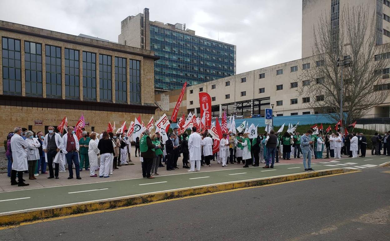 La concentración tuvo lugar en la explanada de la Facultad de Enfermería en el entorno del complejo hospitalario.