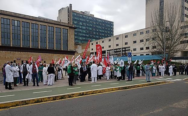 Indignación de los sanitarios por el acuerdo «ilegal y perverso» entre la Junta y Satse