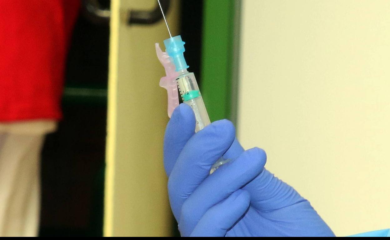 Jeringuilla preparada para administrar una vacuna de AstraZeneca en Segovia. 