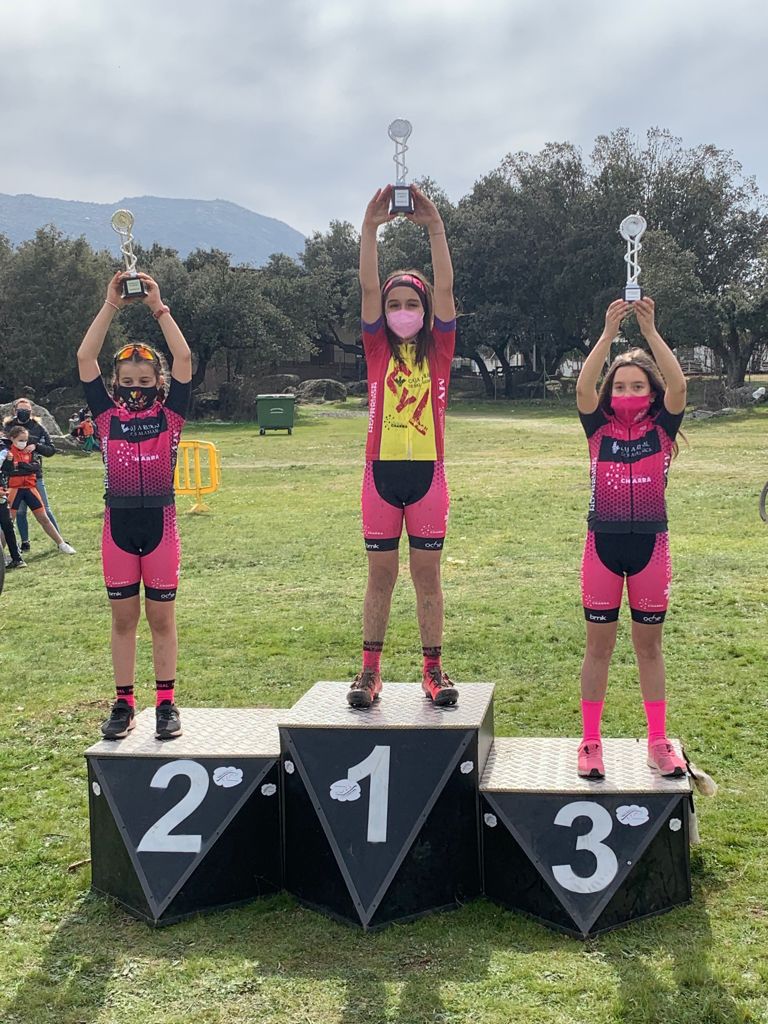 Podio principiante completo de Promesal, primera Elena Rosquete, segunda Paula Vicente y tercera Aitana Serrano. 