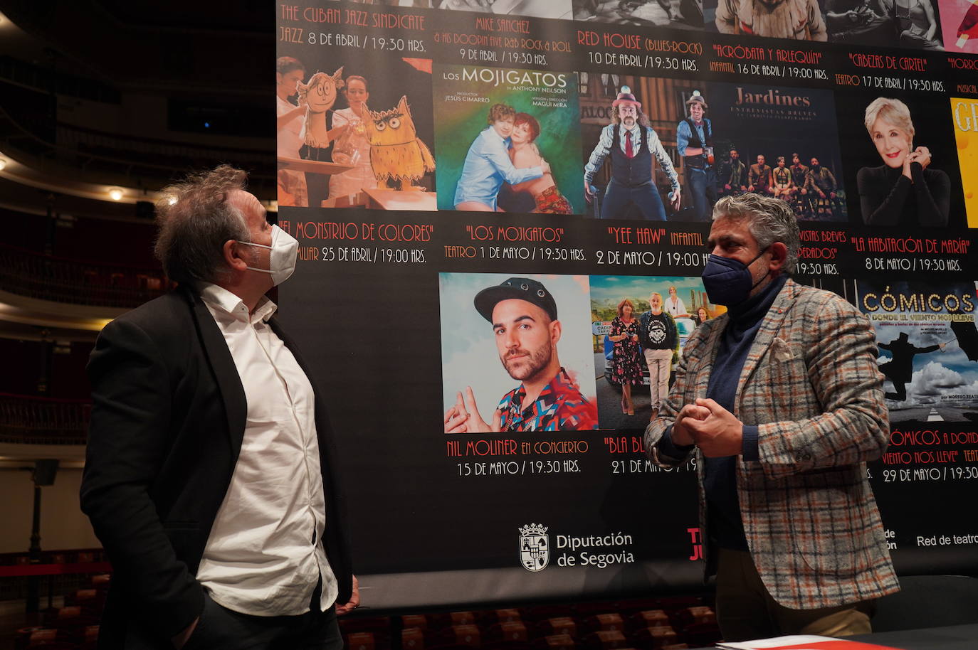 El director del teatro, Marco Costa, y el diputado de Cultura, José María Bravo, durante la presentación.