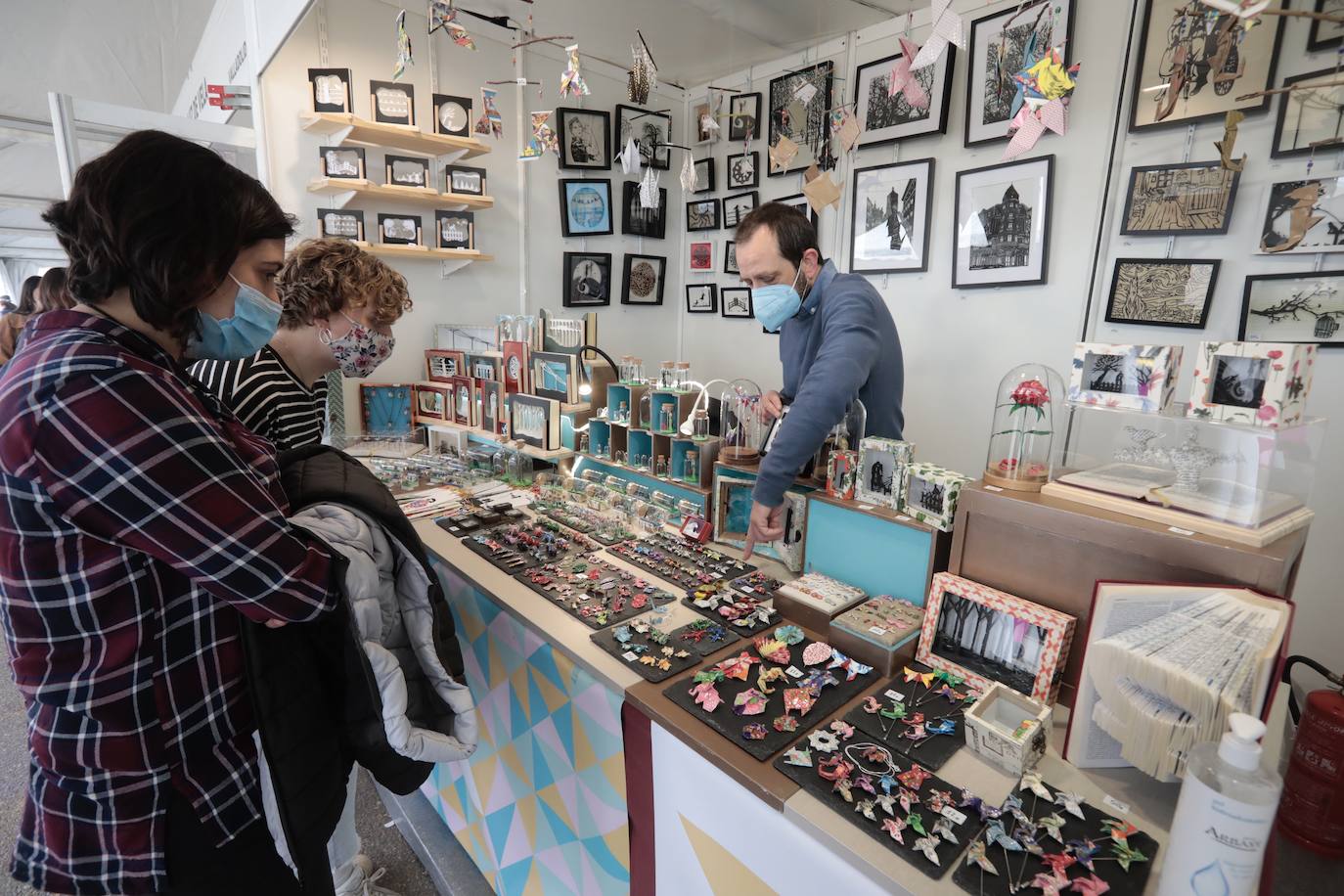 El paseo central del Campo Grande acoge entre el 31 de marzo y el 4 de abril la Feria de Artesanía de Valladolid. 