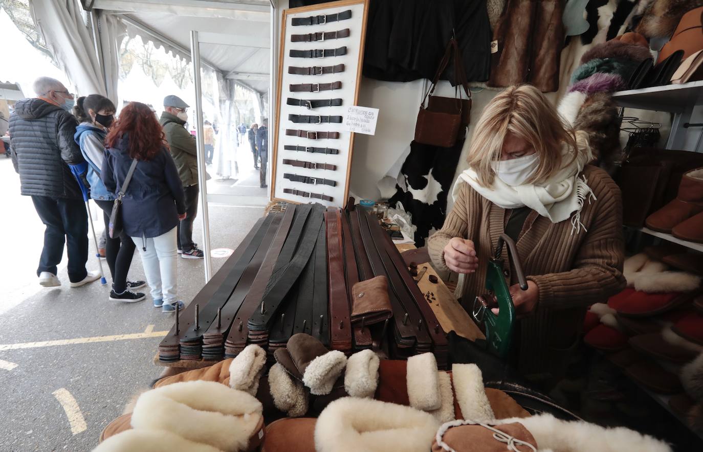 El paseo central del Campo Grande acoge entre el 31 de marzo y el 4 de abril la Feria de Artesanía de Valladolid. 