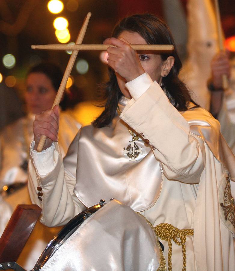 2010 Cofrades tocan el tambor en la Procesión de Perdón y la Esperanza.