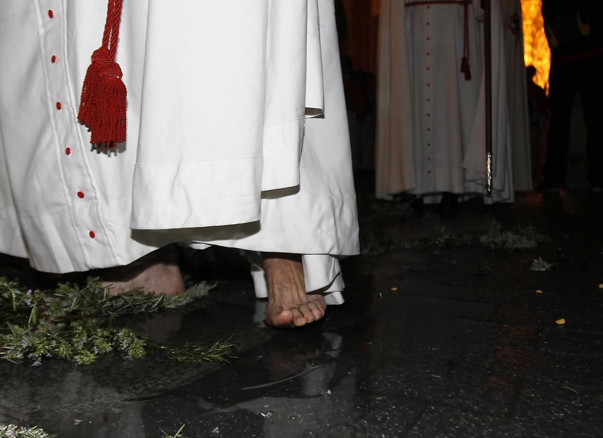 2011 Detalle de los pies de un cofrade de las Siete Palabras en la procesión del Santísimo Cristo de las Mercedes.