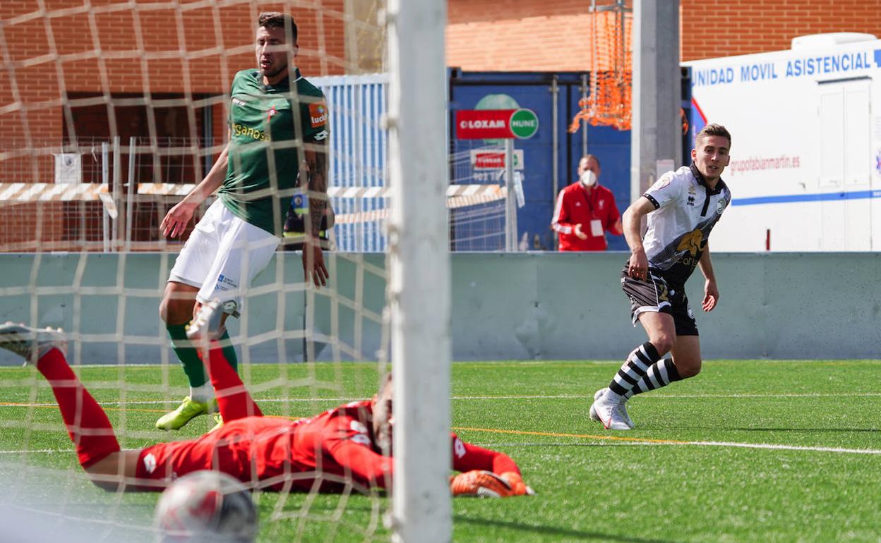 Instante en el que Íñigo Muñoz marca el tanto que le dio el pase definitivo a la Primera RFEF al Racing de Ferrol. 