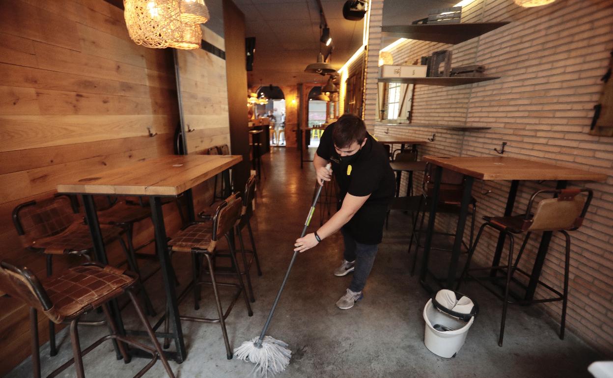 Labores de limpieza y preparativos, el pasado 7 de marzo, en víspera de la reapertura del interior de la hostelería tras la tercera ola de la pandemia.