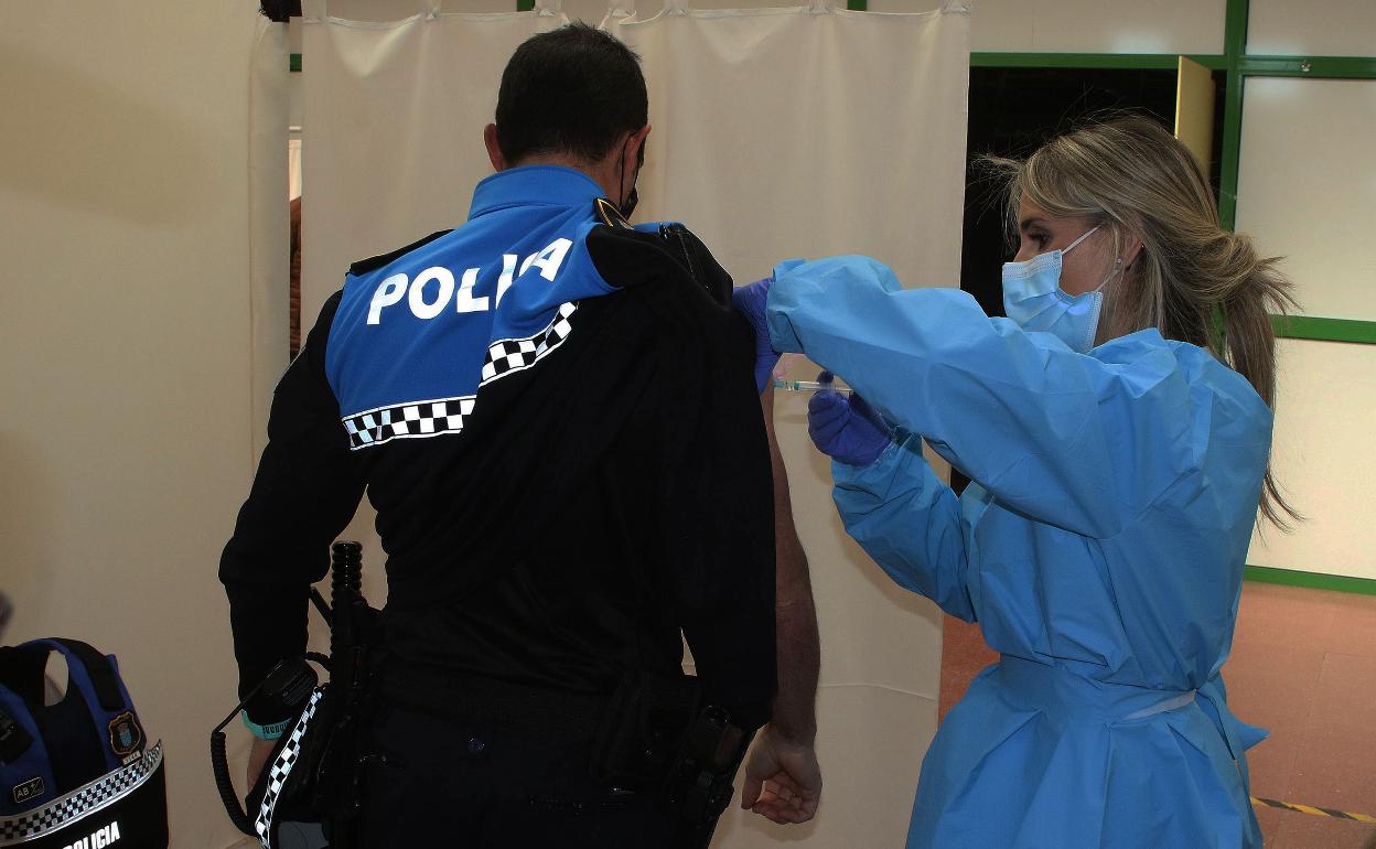 Un policía local se somete a vacunación en Segovia. 