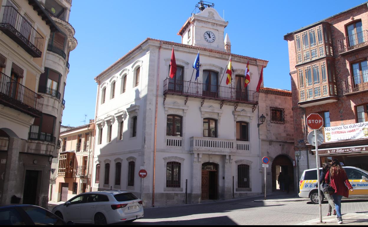 Imagen de la fachada de la Casa Consistorial de Cuéllar con las fachadas remodeladas.