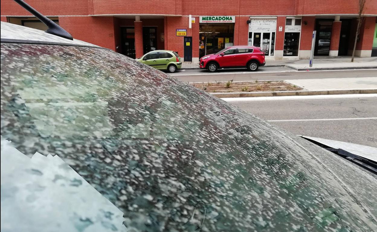 Barro en el parabrisas de un coche en la calle Manuel Azaña de Parquesol el martes por la mañana.