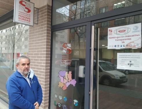 Luis Alberto, presidente de FAPSCL, en la puerta de entrada a la sede de FAPSCL. 