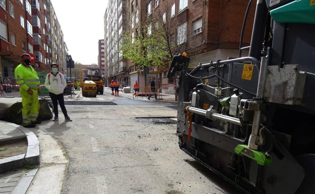 Labores de asfaltado de la calzada de la calle Soto de cara a su inminente reapertura al tráfico.