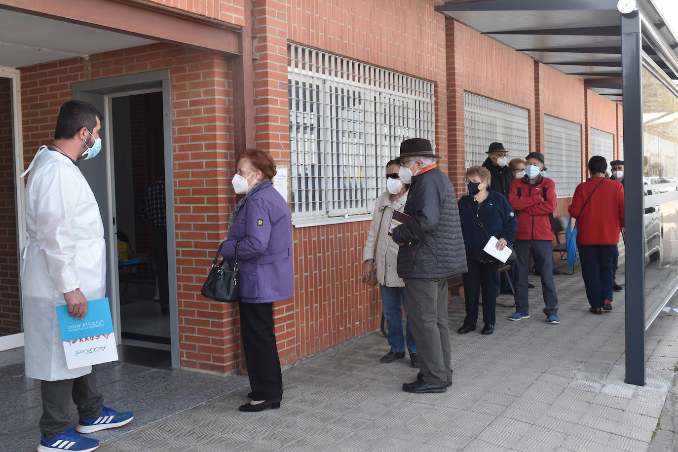 Fotos: Los mayores de 80 años se vacunan en Aguilar de Campoo