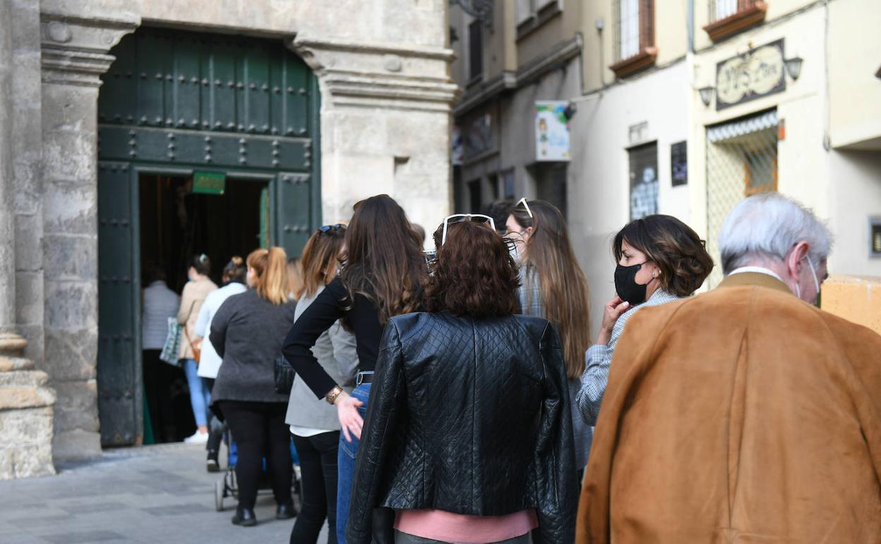 Larga cola para acceder a la iglesia de la Vera Cruz este Jueves Santo por la tarde. 