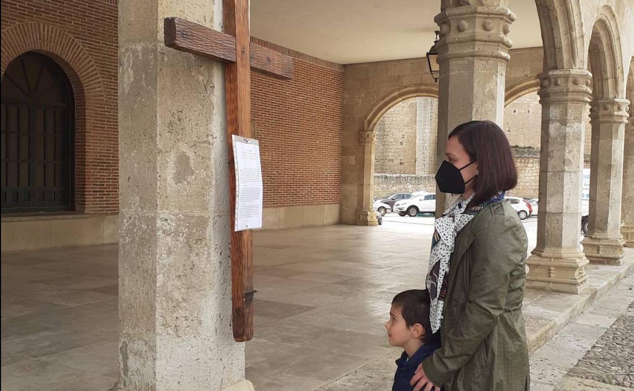 Una mujer con su hijo se para en una de las estaciones. 