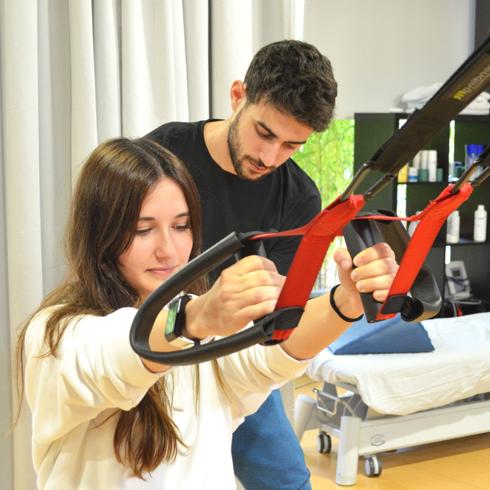 Una joven, en el Centro de Fisioterapia de ASPAYM. 