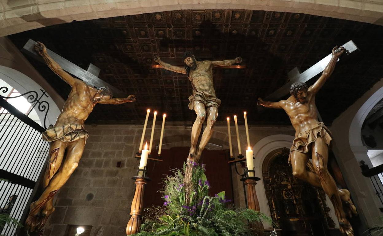 Imagen del Cristo de las Mercedes, entre los ladrones, en la parroquia de Santiago.