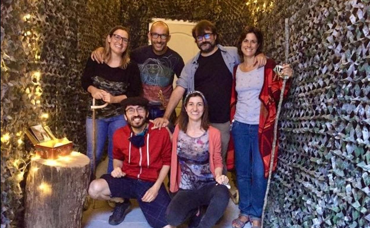 Un grupo de jugadores a la salida del 'escape room' Rural.