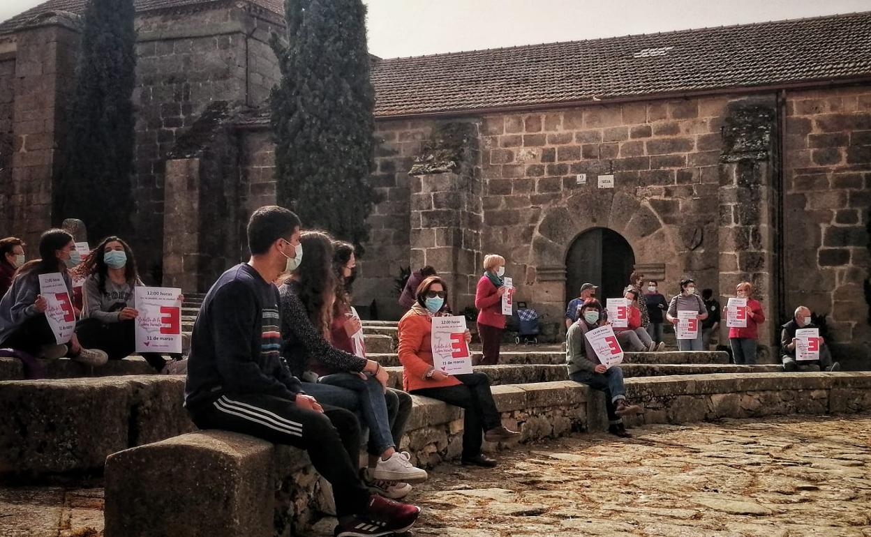 Numerosos vecinos participaron en la concentración y el posterior repique de campanas en Monleras.