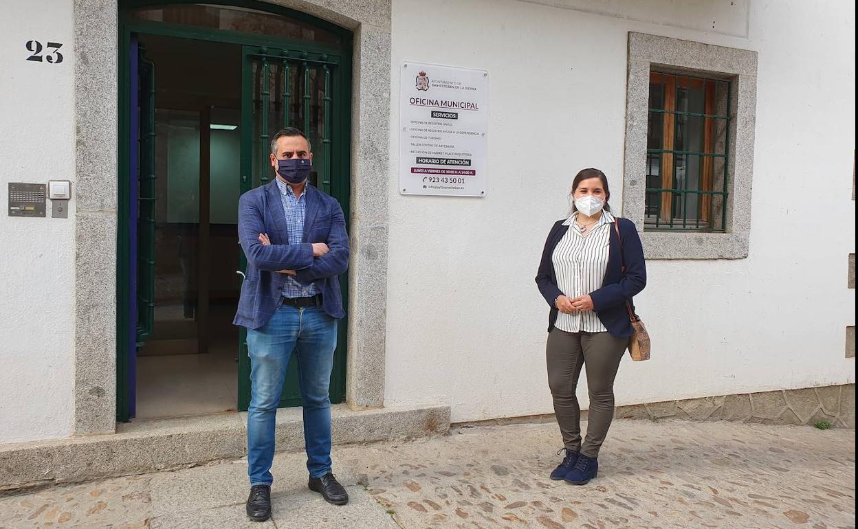 Antonio Agustín Labrador y María Teresa Marcos, en la puerta de la nueva oficina municipal.