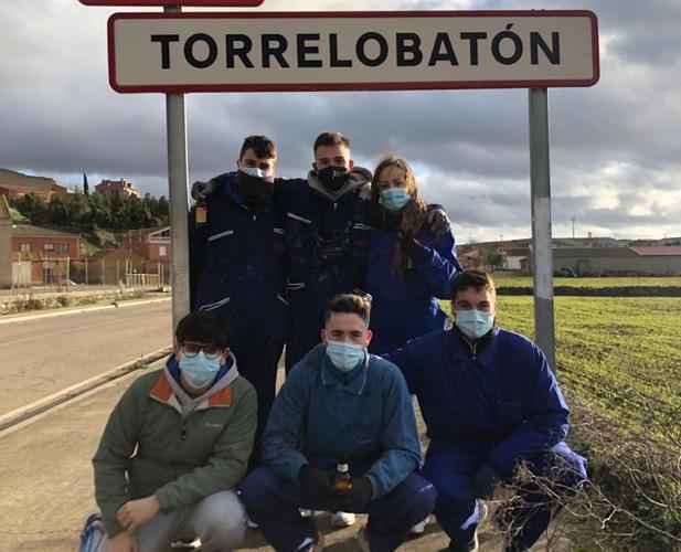 Seis integrantes de la quinta de Torrelobatón a la entrada del municipio. L. N