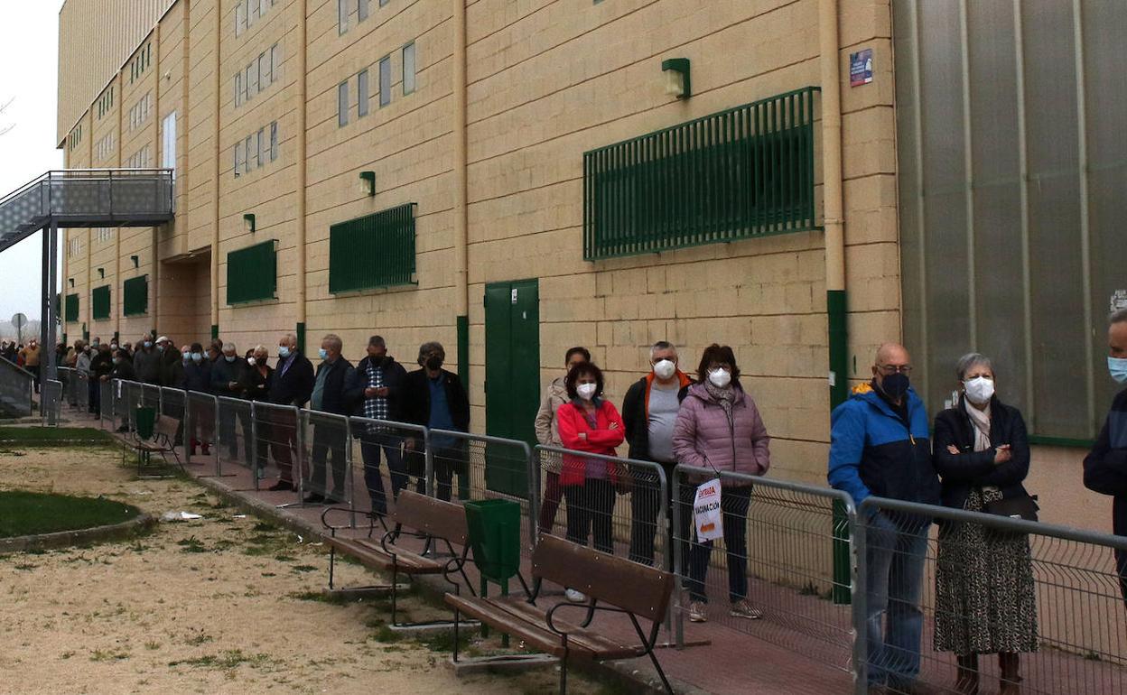 Parte de la fila de segovianos nacidos en el año 1956 que este jueves por la mañana hacían cola para vacunarse conttra la covid en el pabellón Pedro Delgado. 
