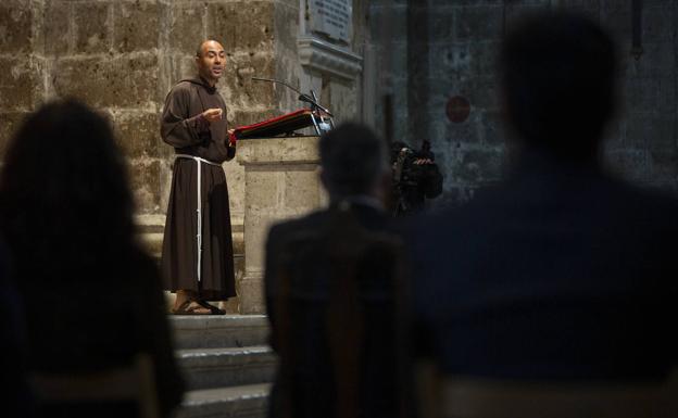 Víctor Herrero, durante el sermón de las Siete Palabras, en la catedral. 