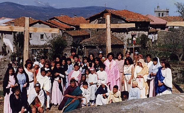 . La representación por 1982 finalizaba en El Palaero, donde estaban las tres cruces realizadas por los propios participantes.