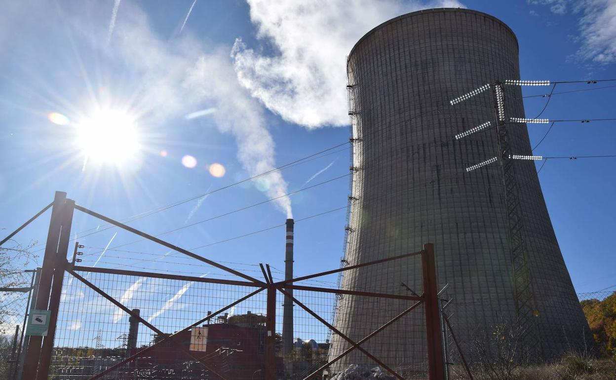 El cierre de las térmicas como la de Velilla del Río Carrión (Palencia) han reducido la factura de gases. 