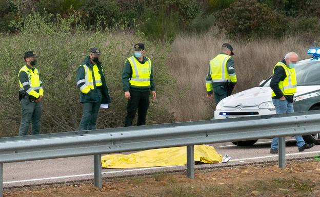 Imagen principal - Agentes de la Guardía Civil, en el lugar del accidente en el que ha perdido la vida su compañero.