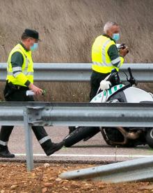 Imagen secundaria 2 - Agentes de la Guardía Civil, en el lugar del accidente en el que ha perdido la vida su compañero.