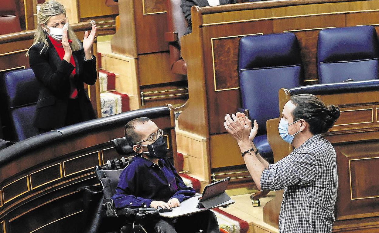 Pablo Iglesias y Yolanda Díaz se aplauden mutuamente en presencia de Pablo Echenique.