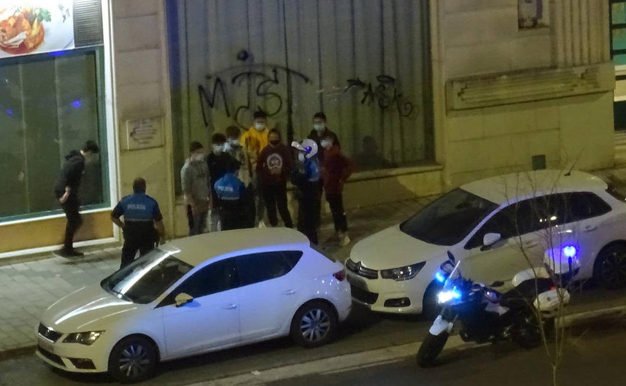 Intervención policial el miércoles por la noche por una concentración de jóvenes en la vía pública en Parquesol.