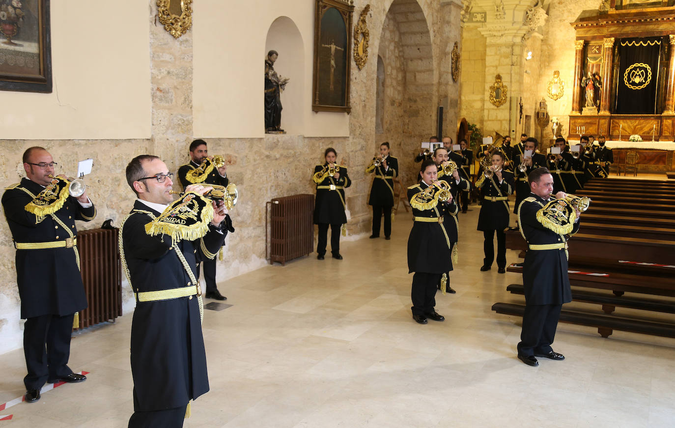 La Banda de la Santísima Trinidad acompaña el acto de la Soledad. 