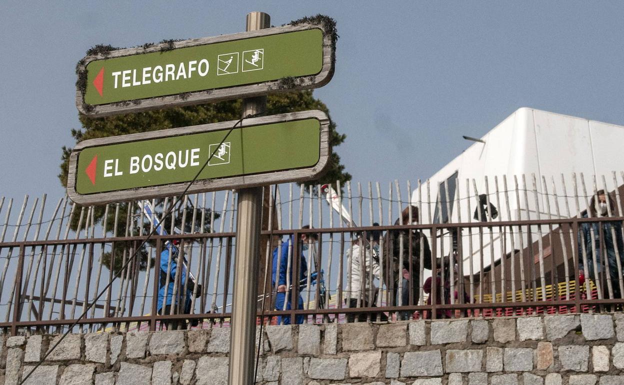 Carteles de las pistas segovianas del puerto de Navacerrada. 