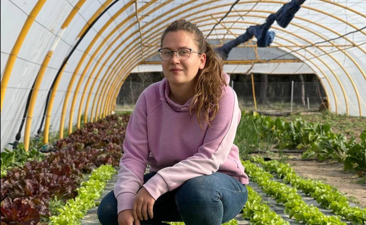 Ángela Pascual en su huerta. 