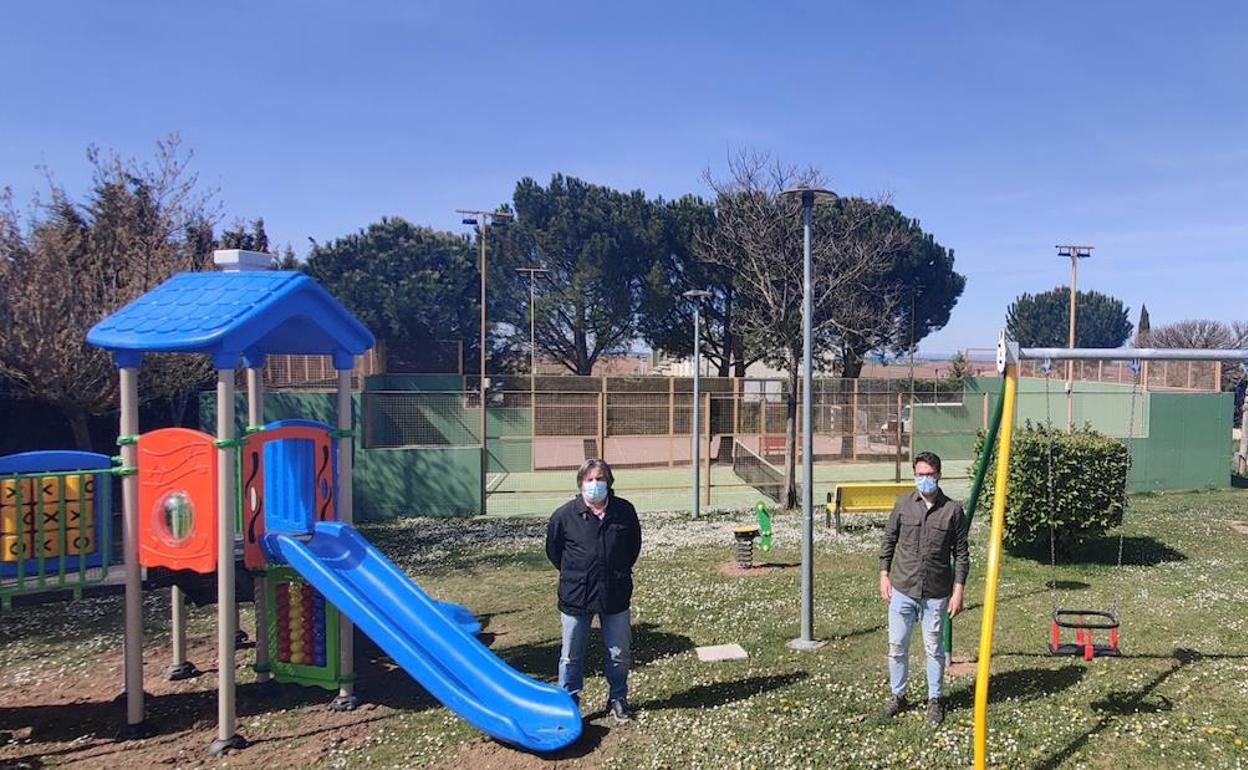 Responsables municipales, en un parque infantil inaugurado recientemente.