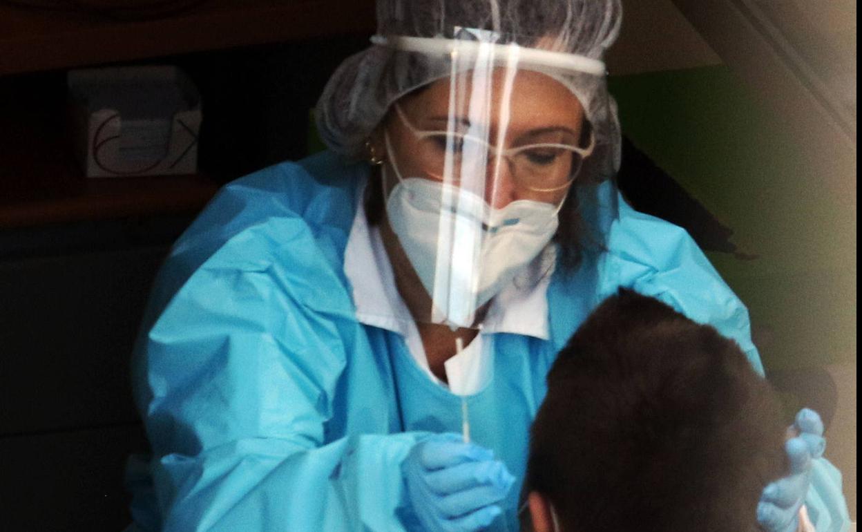 Realización de una PCR en el Hospital General de Segovia durante la pandemia. 