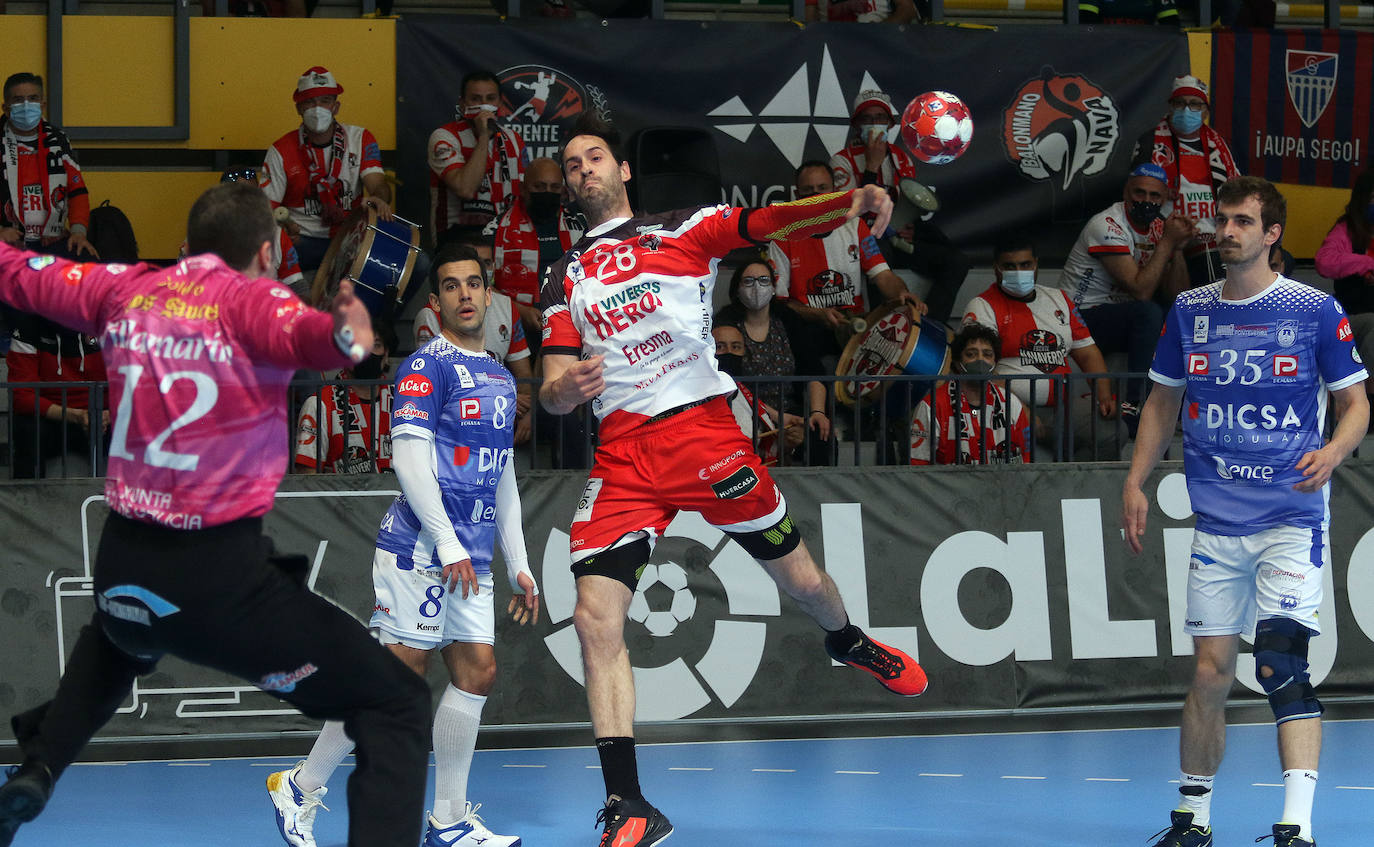 Partido de la liga Asobal entre el Balonmano Nava y el Cisne. 