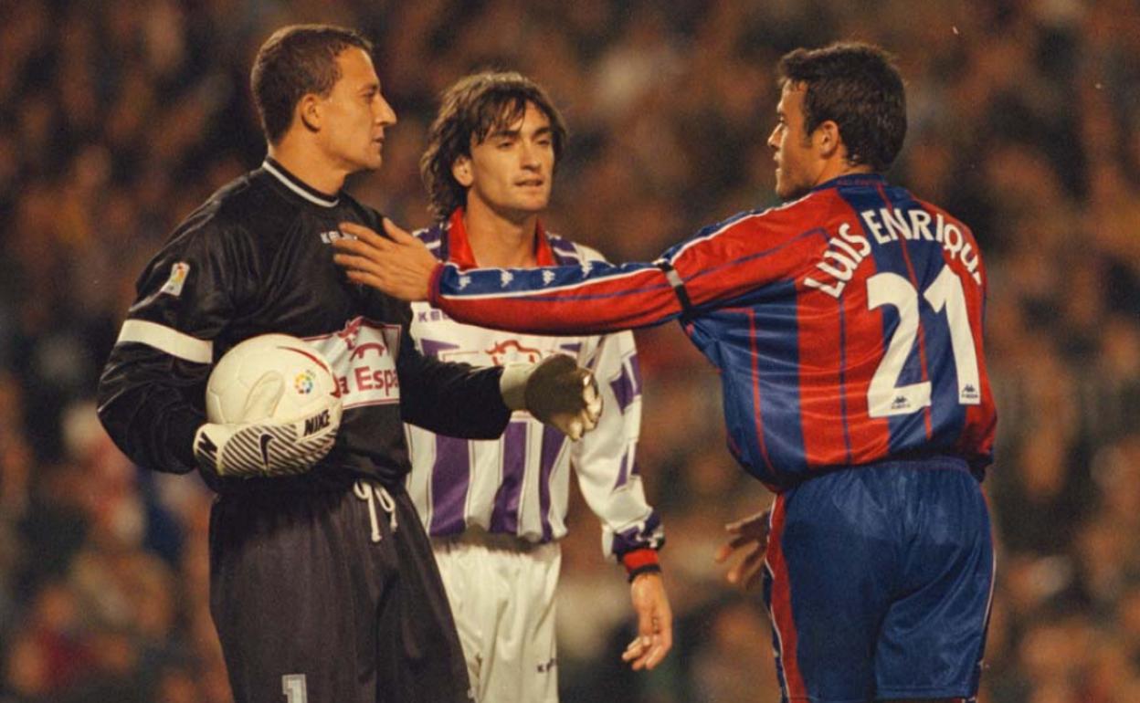 César Sánchez, con el balón, ante el azulgrana Luis Enrique y junto a su compañero José Luis Santamaría