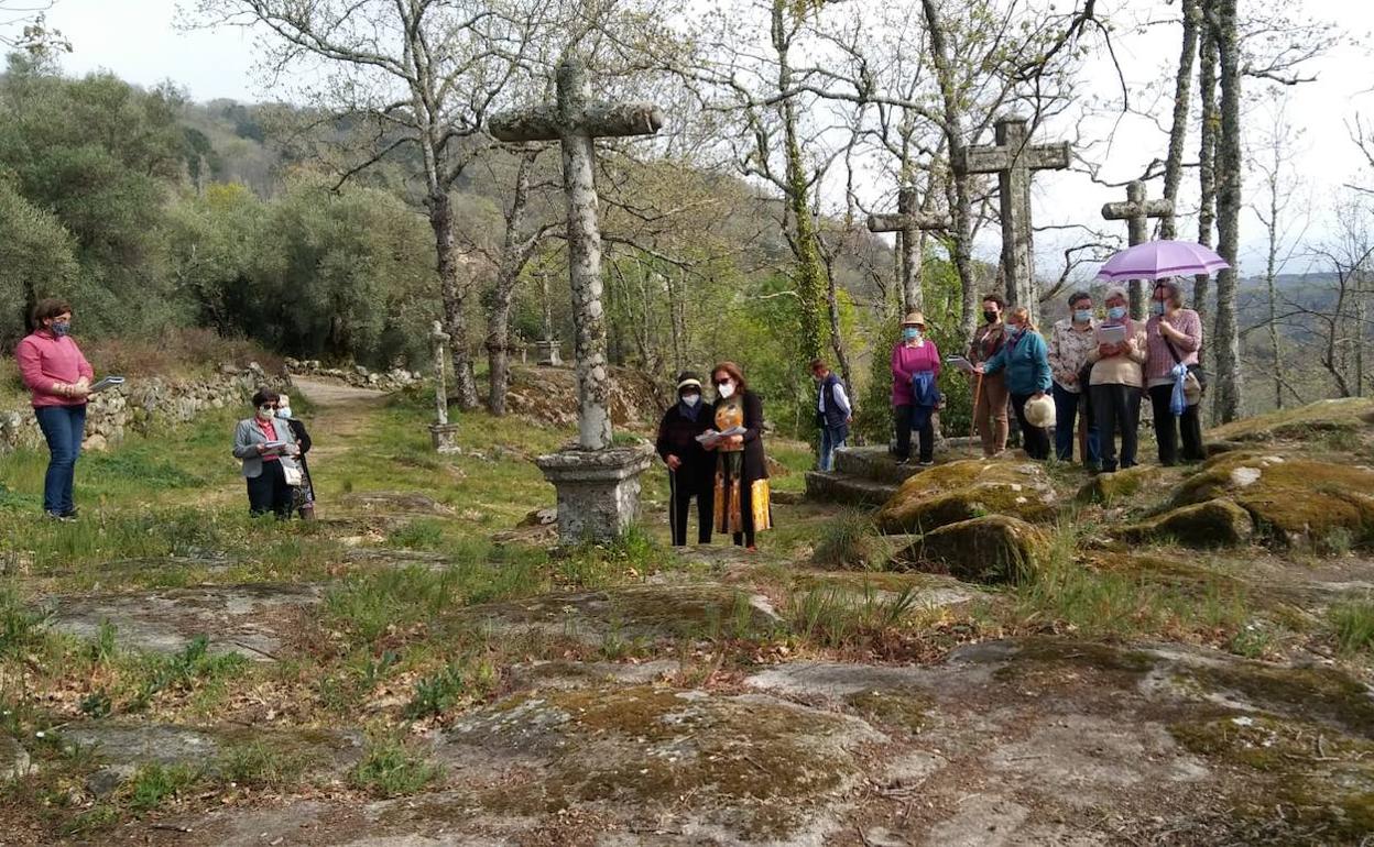 Las mujeres de Las Casas del Conde han 'hecho el Calvario' durante los tres últimos viernes, cumpliendo con todas las medidas de seguridad. 