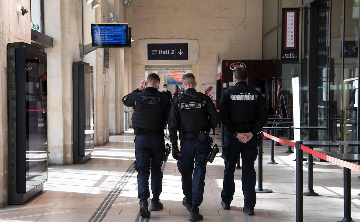 Varios agentes de la Policía francesa vigilan una estación de tren.