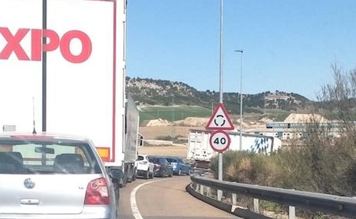 Carreteras en Valladolid: Atrapados en el atasco diario de Valladolid: 22 minutos de espera en la rotonda de La Cistérniga