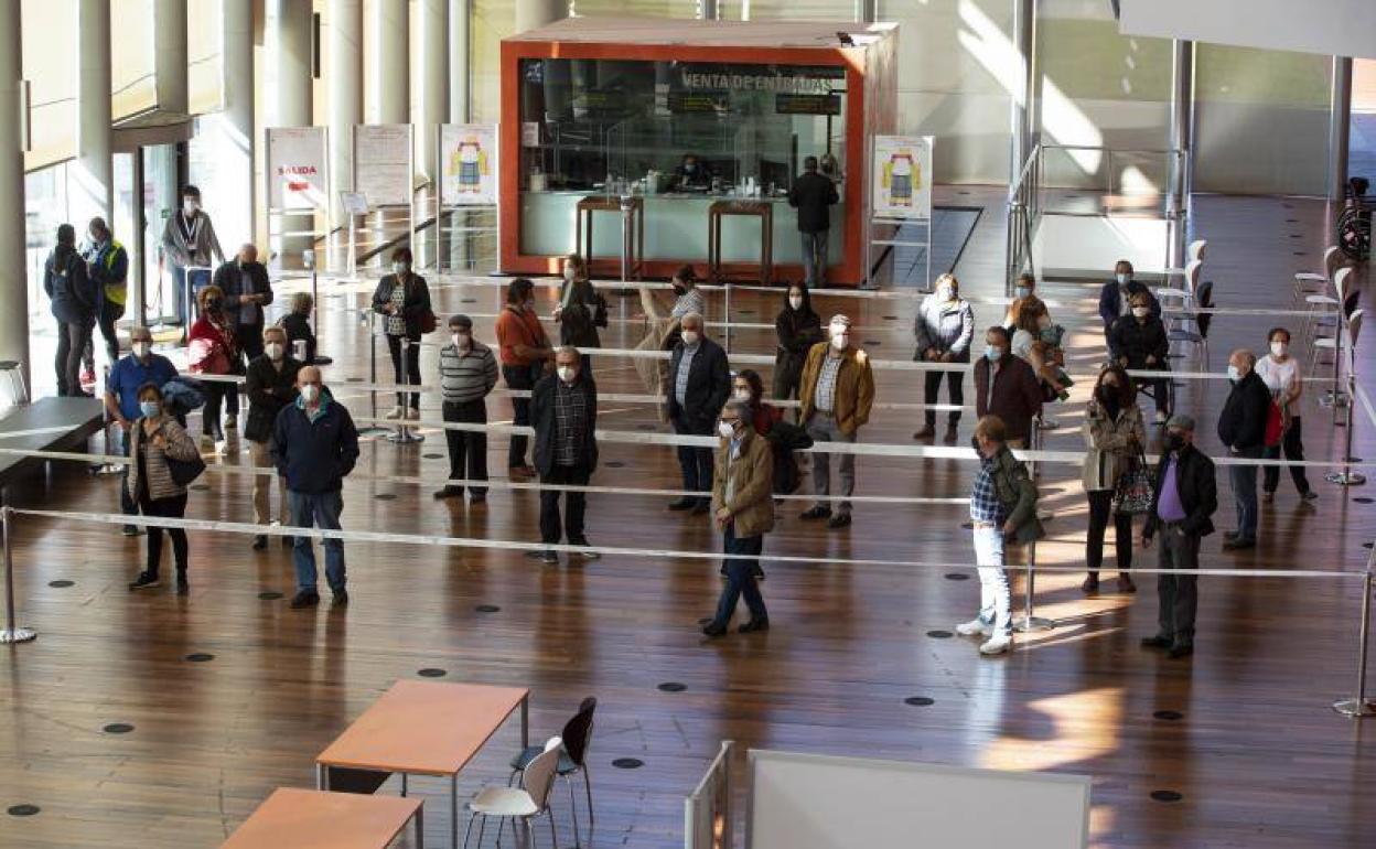 Vacunación masiva en el Centro Cultural Miguel Delibes de Valladolid. 