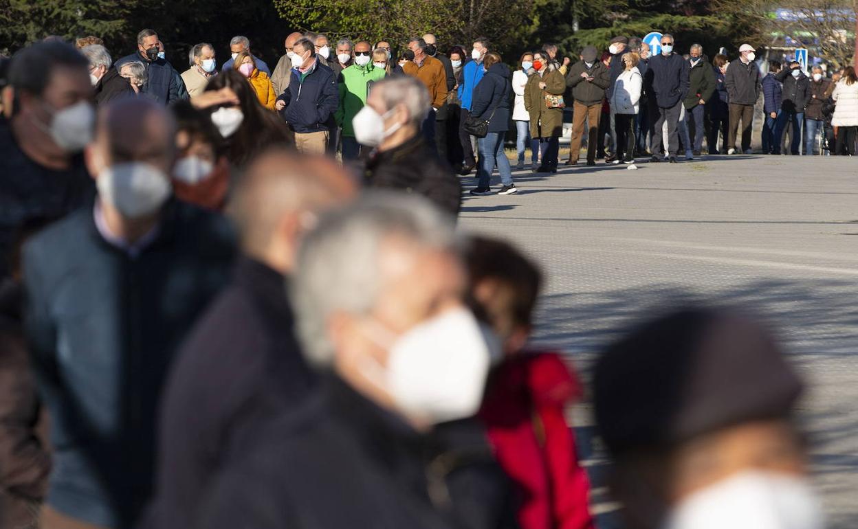 Colas de personas que esperan para vacunarse en el Centro Cultural Miguel Delibes de Valladolid