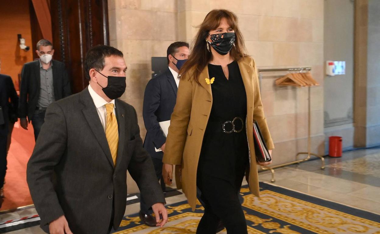 Jaume Alonso-Cuevillas, junto a la presidenta del Parlament, Laura Borràs.