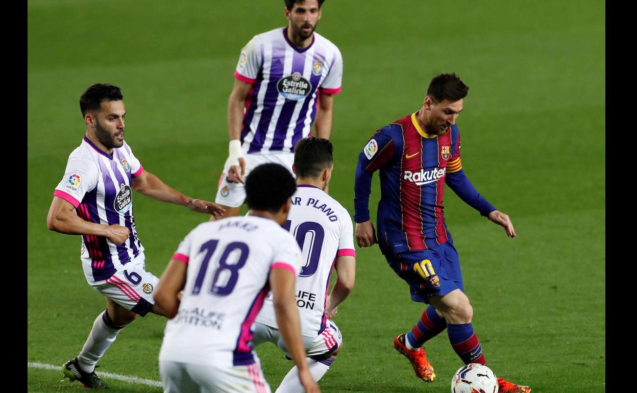 Messi, rodeado de jugadores del Real Valladolid. 