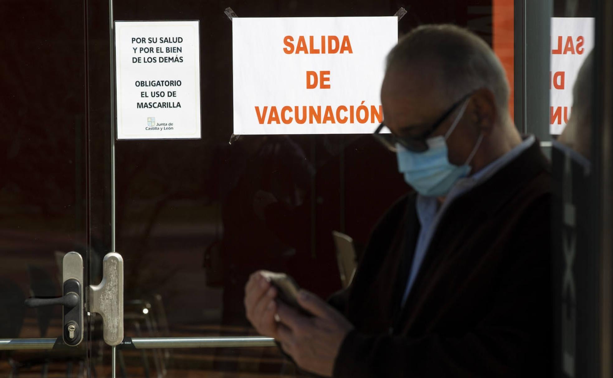 Un ciudadano, en la cola para la vacunación de los nacidos en 1956 en el Centro Cultural Miguel Delibes, en Valladolid. 