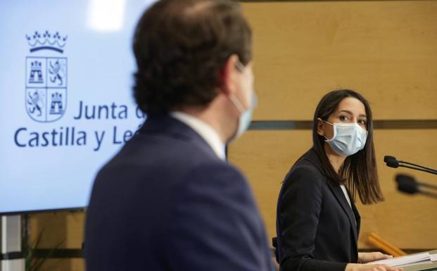 Arrimadas mira a Mañueco durante la rueda de prensa.